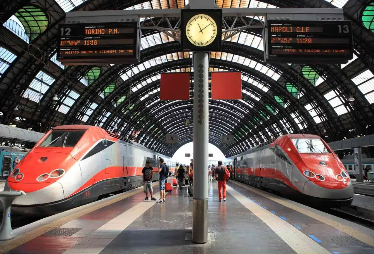 Deux trains rouges et argentés attendent sur les quais. L'un part pour Turin, l'autre pour Naples. L'aventure italienne commence ici.