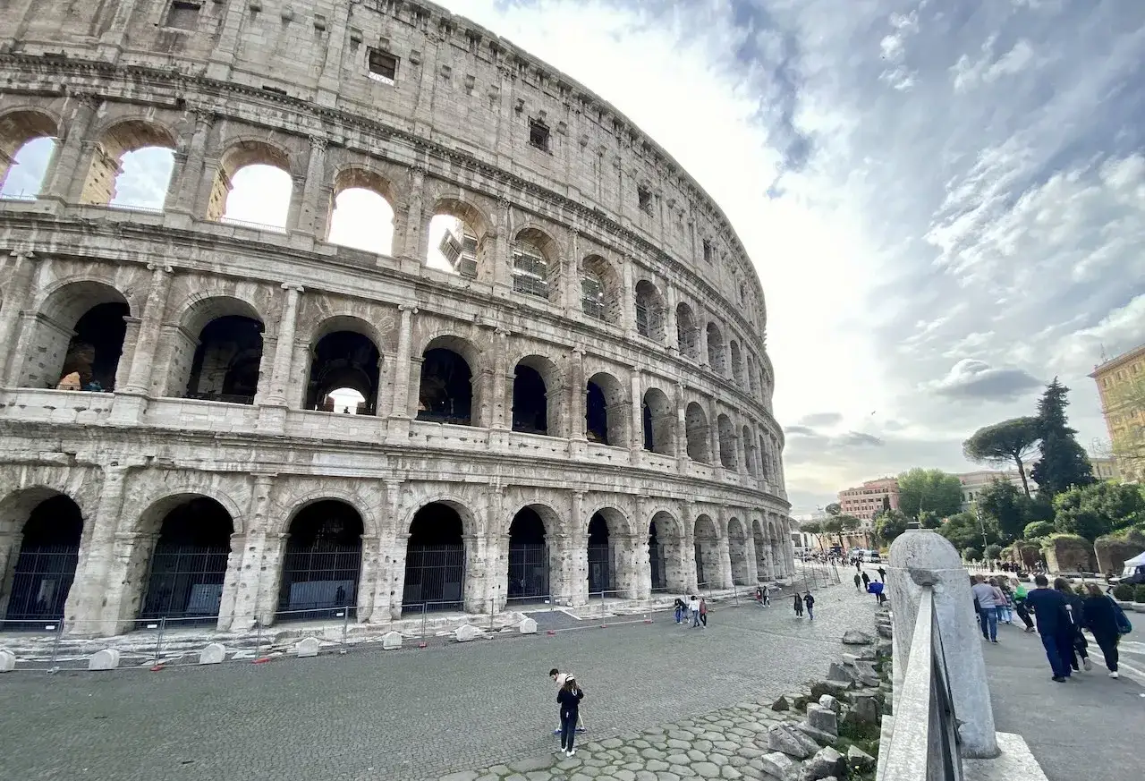 Le Colisée de Rome, avec ses arches imposantes, accueille des visiteurs curieux. Vérifiez l'horaire du Colisée pour planifier votre visite.