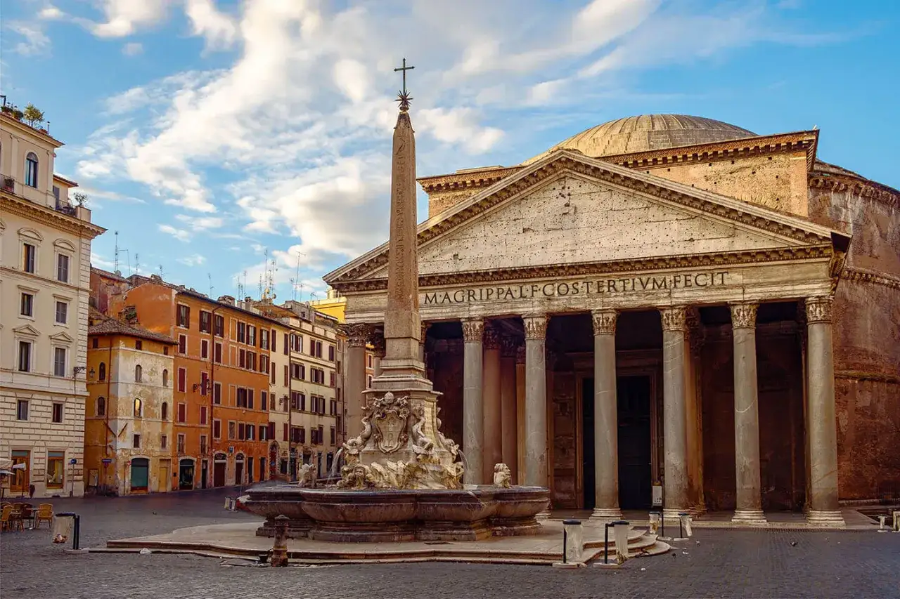 Le Panth&eacute;on de Rome, avec sa fontaine et son ob&eacute;lisque. Parfait pour un audioguide Rome gratuit.