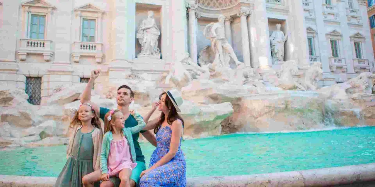 Famille profitant de Rome avec des enfants devant la fontaine de Trevi.