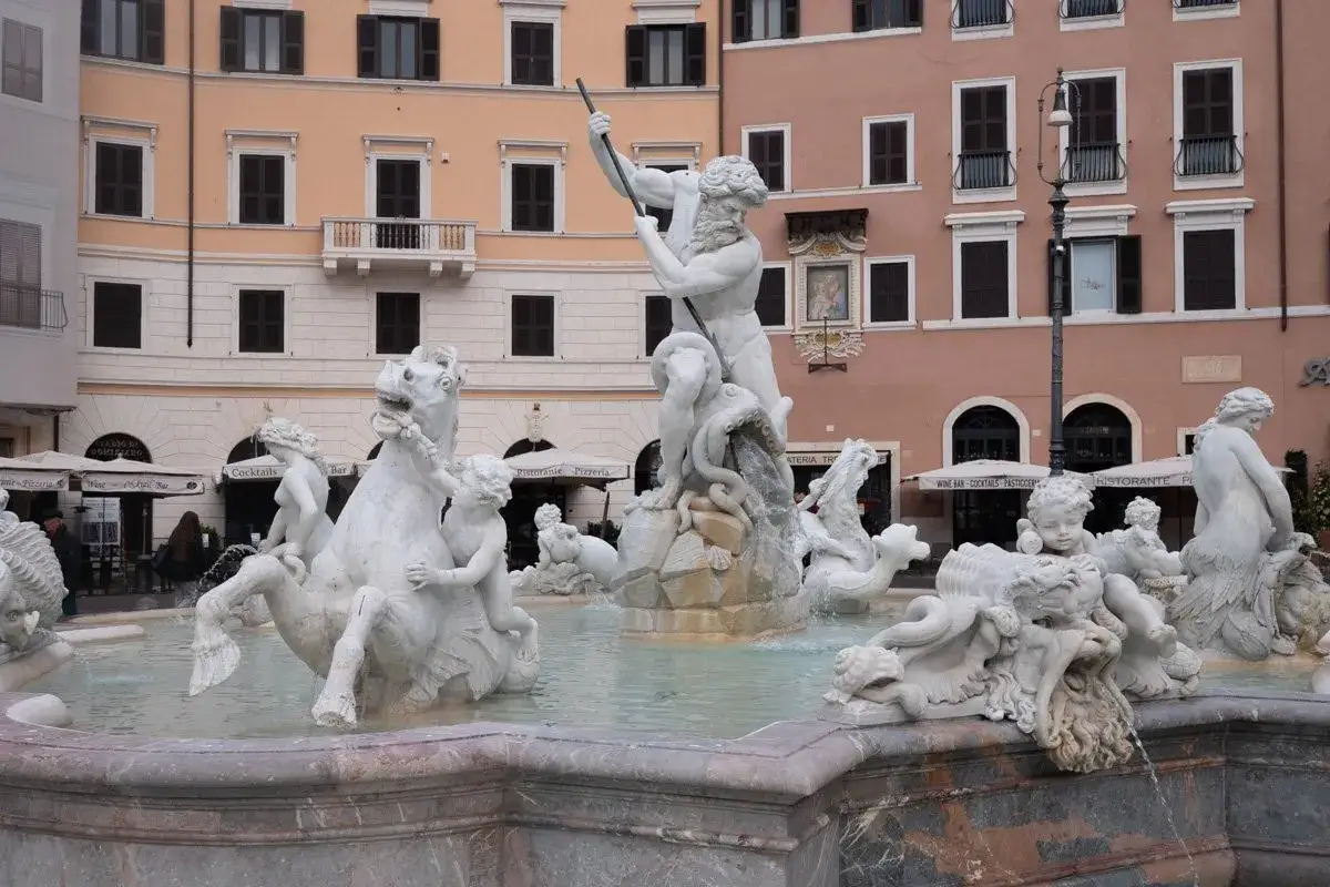 La fontaine de Neptune, chef-d'œuvre de la piazza Navona, s'anime avec ses créatures marines et ses figures mythologiques.