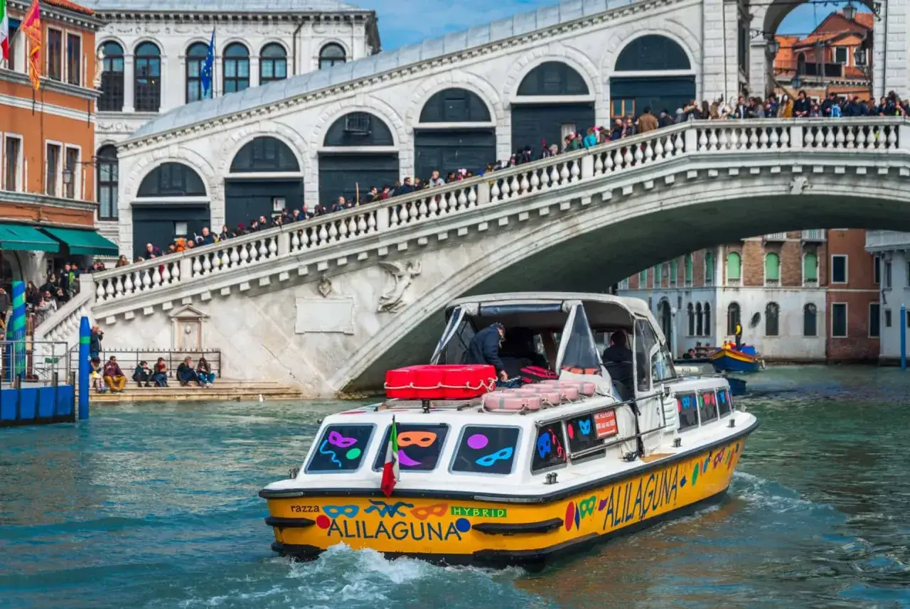 Le bateau Alilaguna navigue sous le pont du Rialto. C'est une option pour savoir quel aéroport pour Venise.