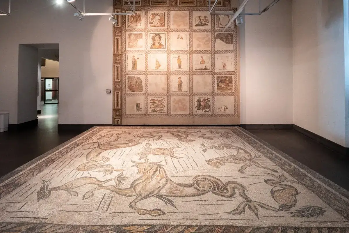 Mosaïque marine et fresque murale au musée national romain.