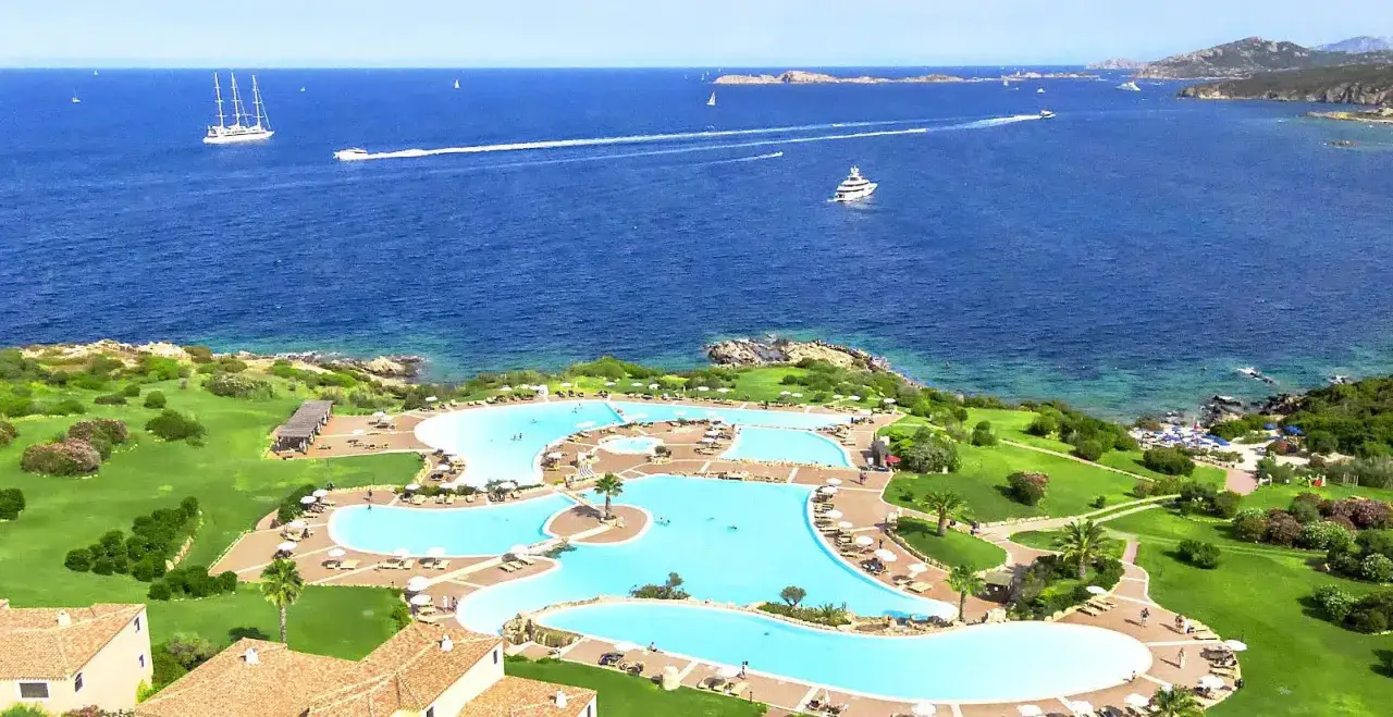 Vue a&eacute;rienne du hotel club saraceno avec ses piscines bleues &eacute;tincelantes, ses jardins verdoyants et la mer M&eacute;diterran&eacute;e en arri&egrave;re-plan.