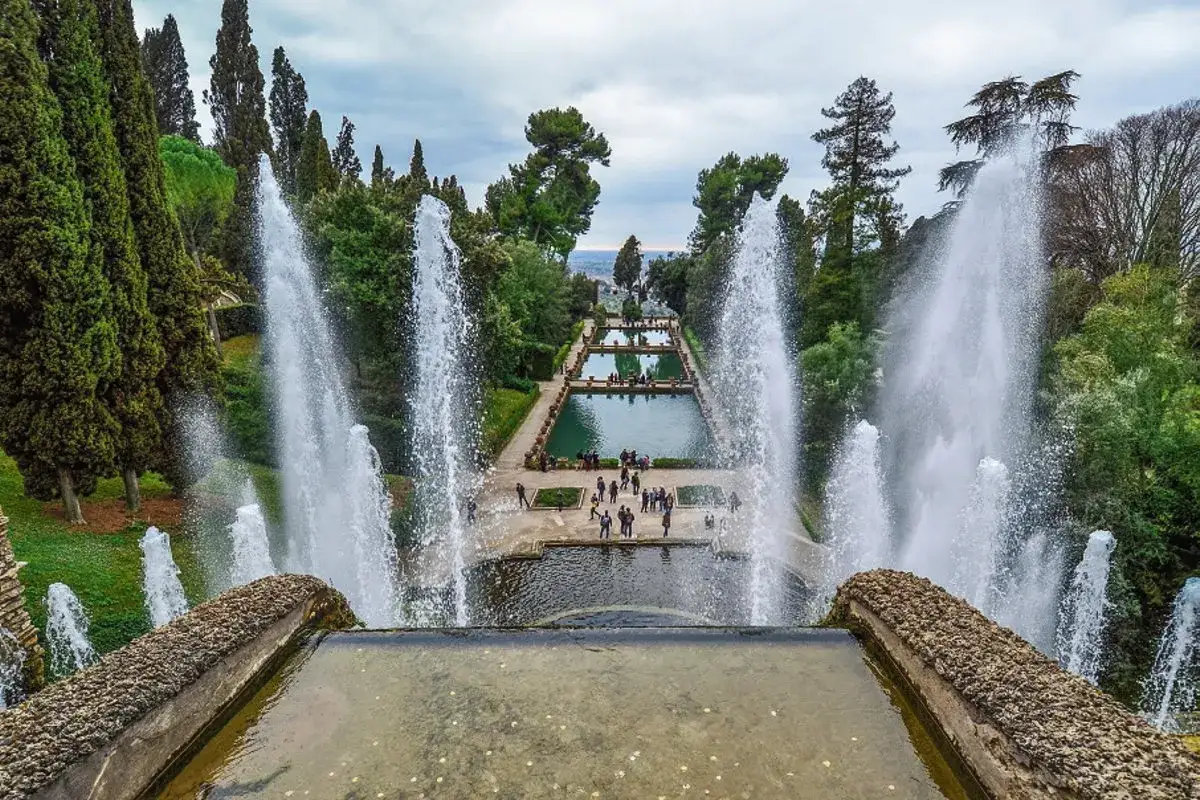 Magnifiques fontaines et jardins en terrasse, un endroit idéal pour visiter Tivoli et s'émerveiller.