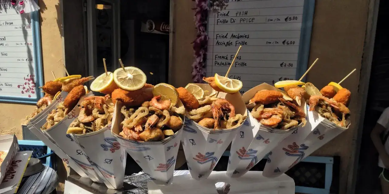 Cône de friture de poissons et fruits de mer, garni de citron, typique de la Vucciria Palerme.