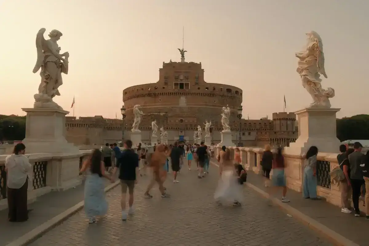 Pont Saint-Ange à Rome, avec le château en arrière-plan. Les tarifs pour visiter le château Saint-Ange à Rome sont abordables.