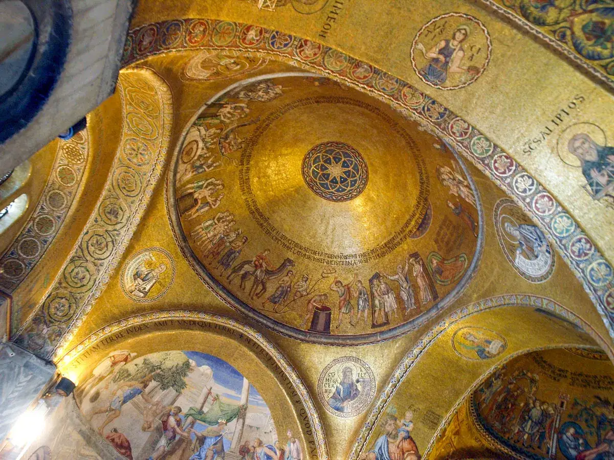 Mosaïques dorées spectaculaires, scènes bibliques et figures saintes, un aperçu de la splendeur à visiter la basilique Saint-Marc.