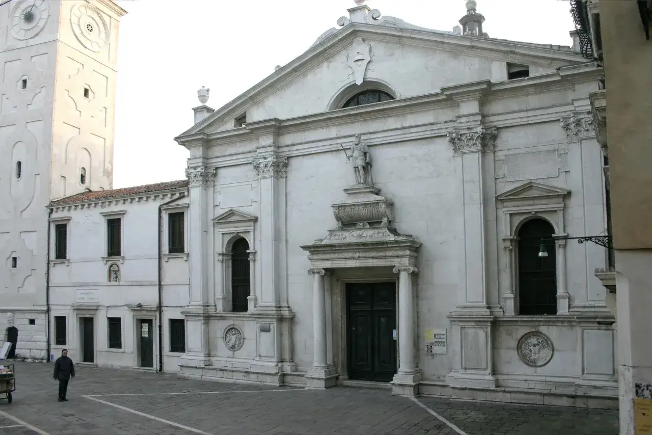 La façade de Santa Maria Formosa à Venise, avec sa tour d'horloge imposante.