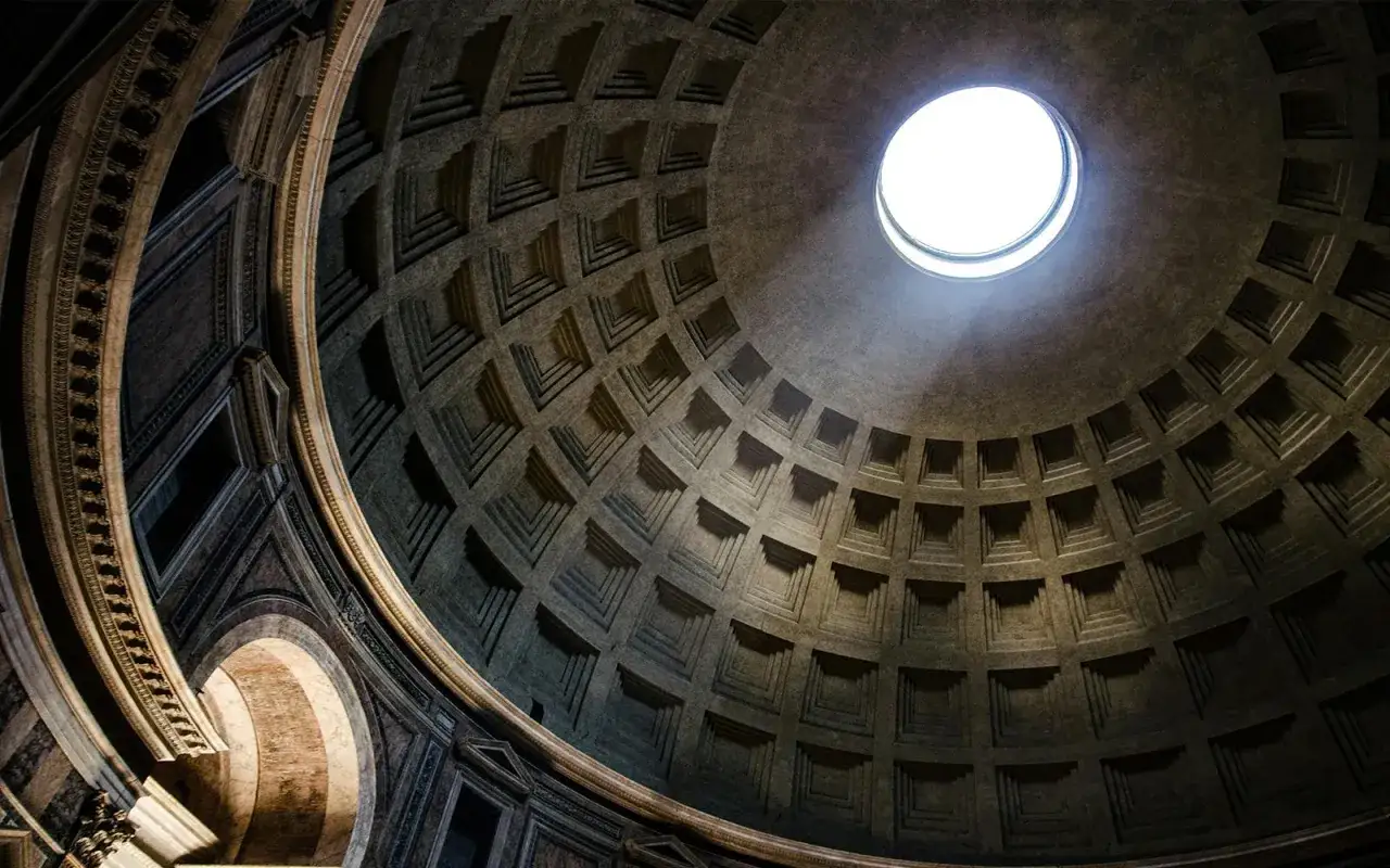Le dôme du Panthéon de Rome, avec son oculus illuminé par la lumière du soleil, révèle une architecture antique impressionnante.