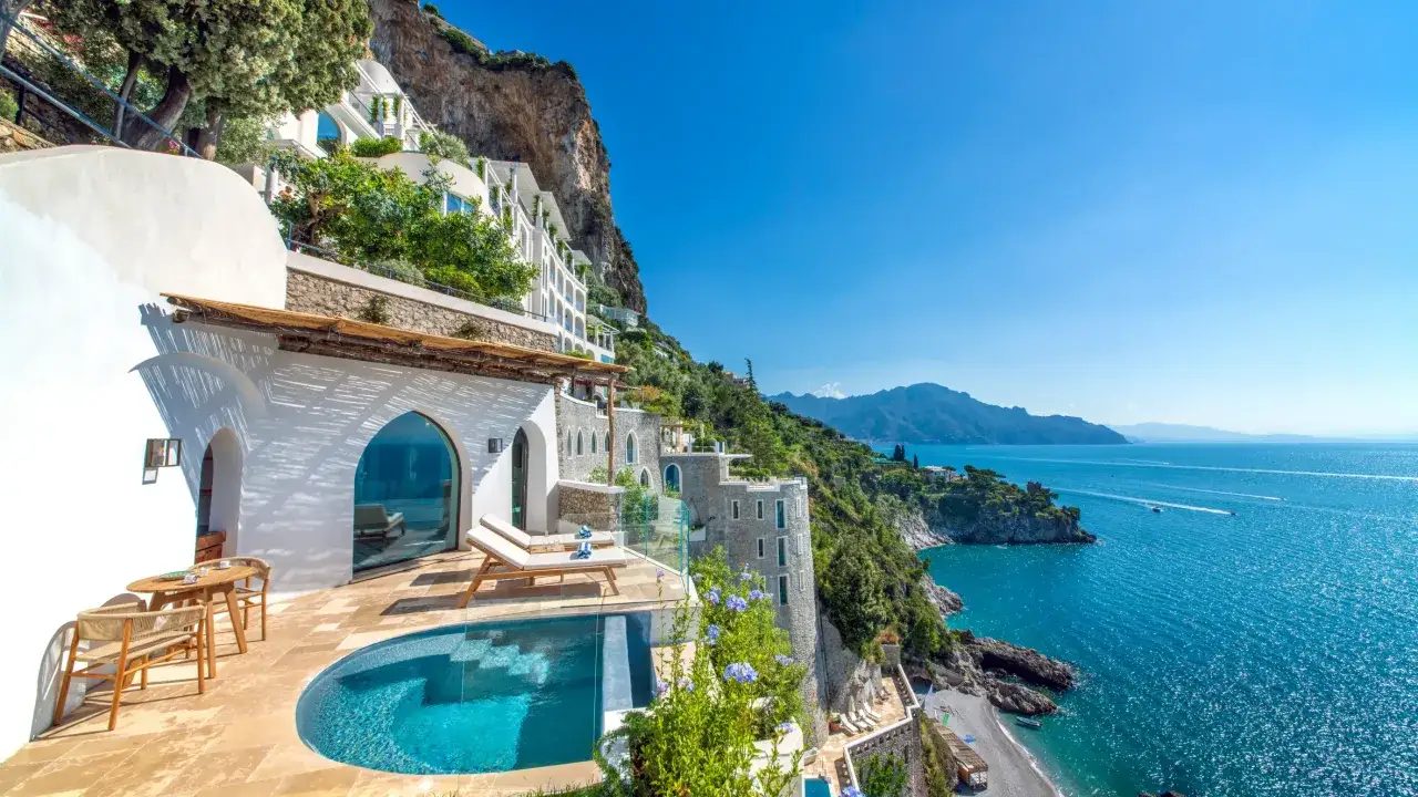Magnifique hotel club cote amalfitaine avec piscine priv&eacute;e et vue imprenable sur la mer.