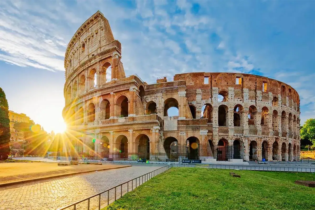 Le Colisée de Rome baigné par le soleil levant. Un site historique impressionnant, idéal pour planifier votre visite et connaître le prix.