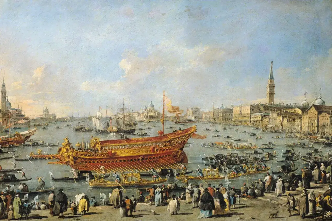 Scène animée de Venise, une célèbre peinture, avec un grand navire doré au premier plan, entouré de gondoles et de bateaux, sous un ciel nuageux.