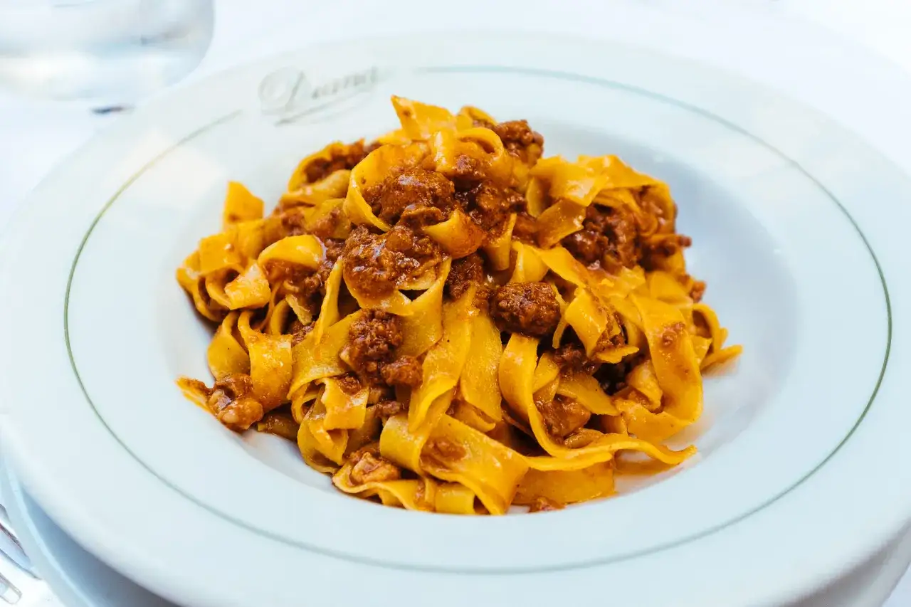 Pâtes fraîches nappées d'une riche sauce bolognaise, un plat de nourriture italienne réconfortant.