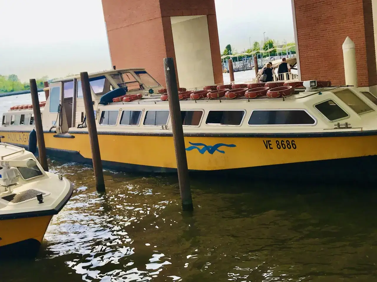 Bateaux jaunes amarr&eacute;s &agrave; Venise, le 
