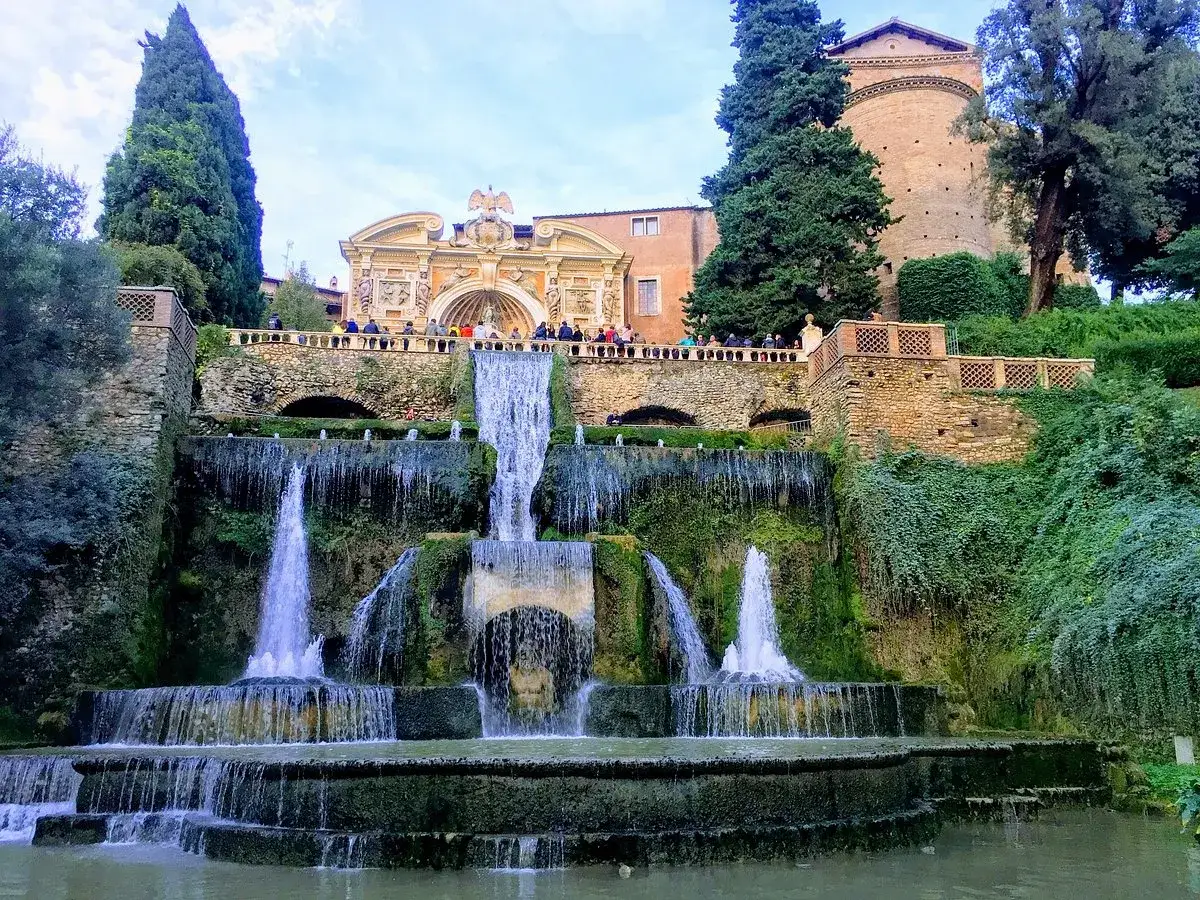 Cascades majestueuses de la Villa d'Este, où l'eau danse sur la pierre ancienne, créant un spectacle aquatique enchanteur.