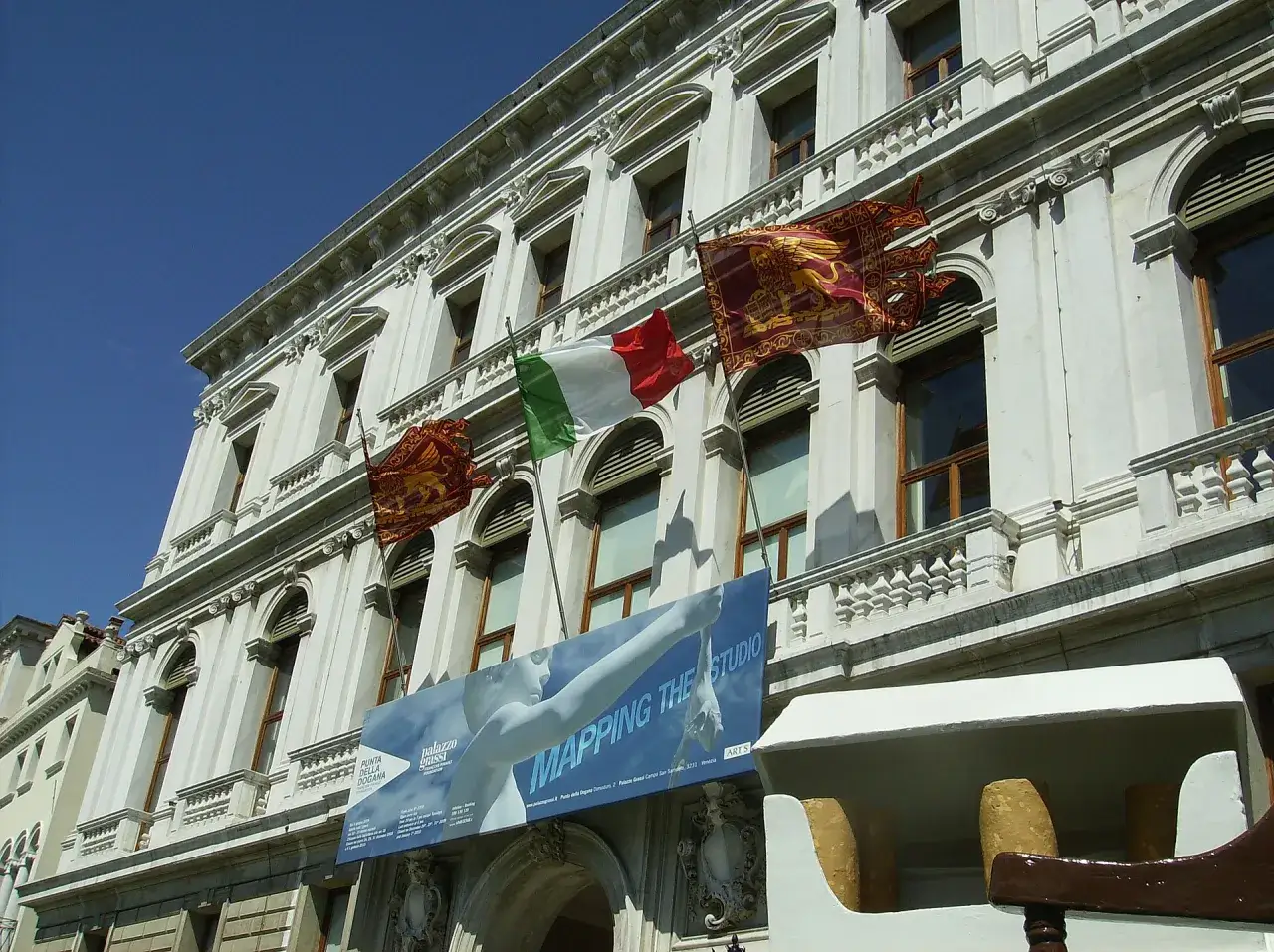 Le Palazzo Grassi, orné de drapeaux italiens et vénitiens, accueille l'exposition