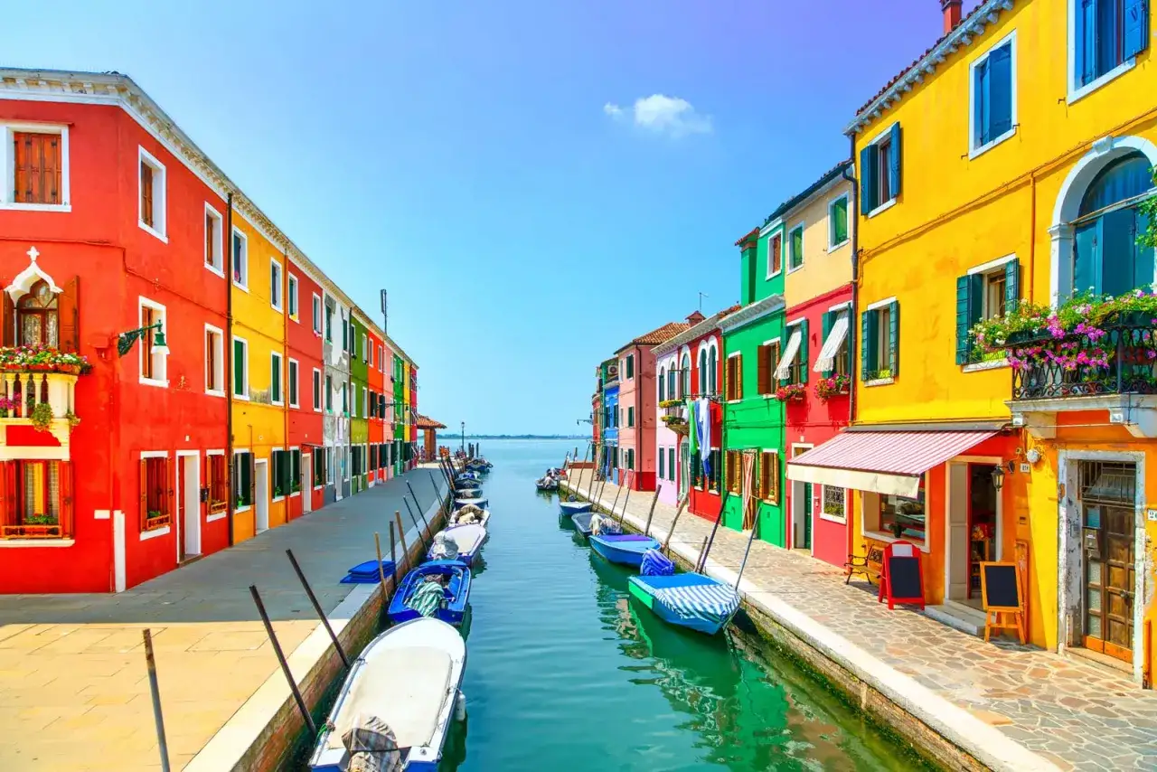Canal bordé de maisons colorées à Burano. Pour savoir comment aller à Murano et Burano depuis Venise, prenez un vaporetto.