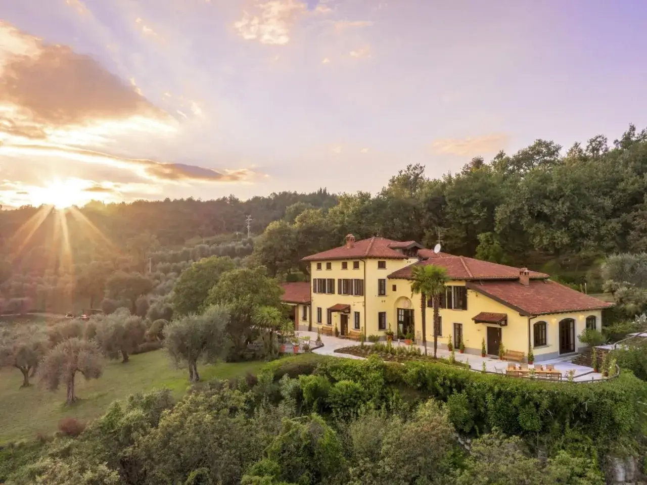 Villa jaune baignée de soleil, entourée d'oliviers et de verdure. Un havre de paix pour un agritourisme lac de Garde inoubliable.