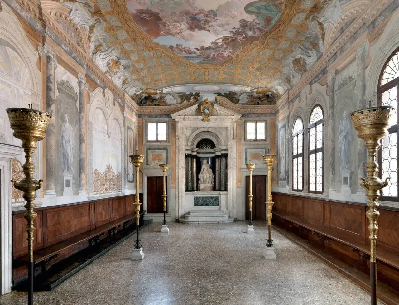 Intérieur orné du palais des Doges, une peinture murale spectaculaire orne le plafond et les murs, avec des candélabres dorés.