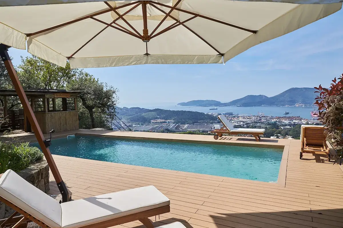 Piscine &agrave; d&eacute;bordement avec vue sur la mer et le port de La Spezia. D&eacute;tendez-vous sur les chaises longues &agrave; l'h&ocirc;tel Olivium La Spezia.