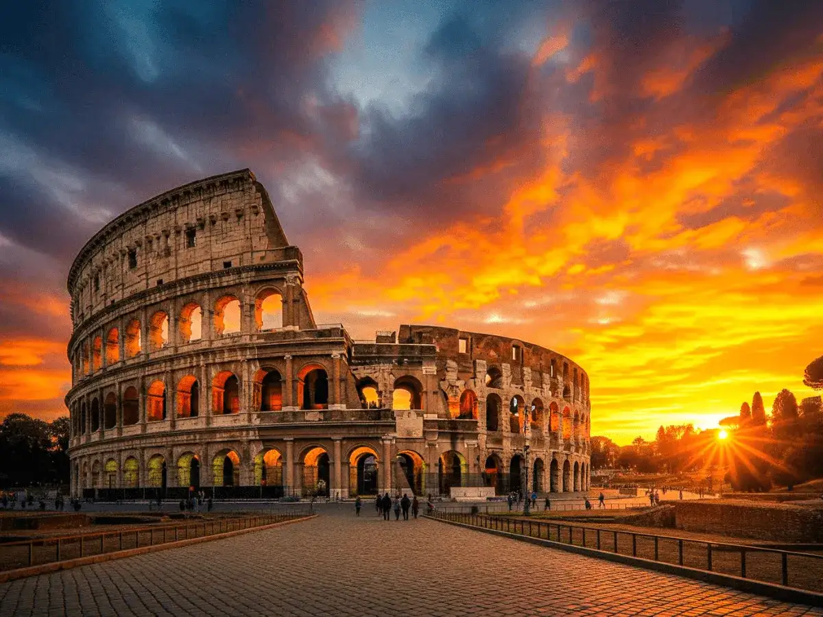 Le Colisée de Rome en septembre, baigné par un coucher de soleil flamboyant.
