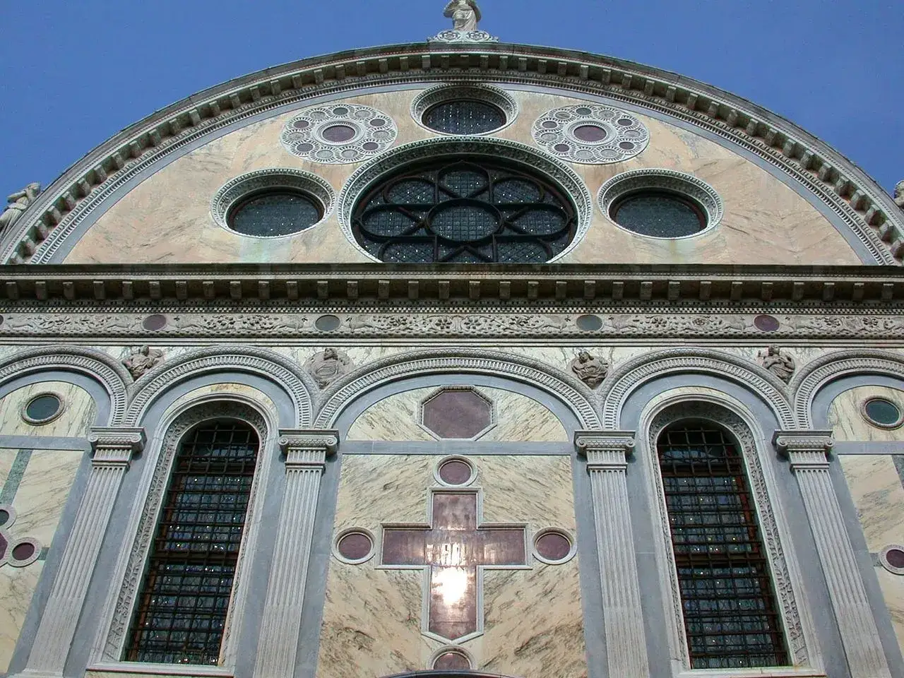 Façade de Santa Maria dei Miracoli à Venise, ornée de marbre, de fenêtres cintrées et d'une rosace.