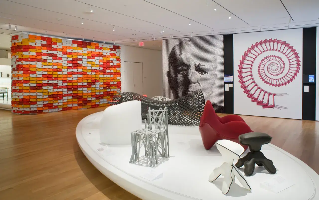 Exposition d'art moderne au Palazzo Merulana : mur coloré, portrait en points, spirale rouge et mobilier design.