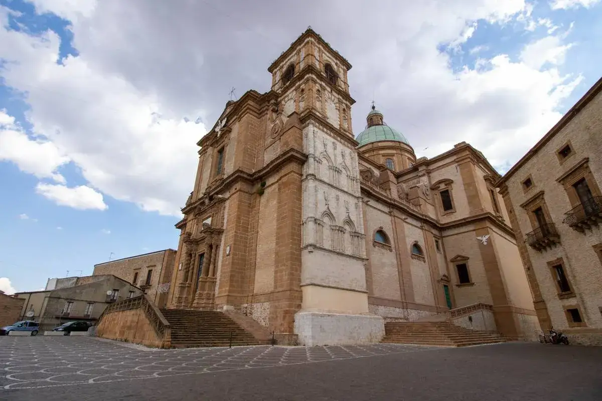 Magnifique cathédrale baroque à Piazza Armerina, Sicile, avec son dôme vert et son clocher imposant.
