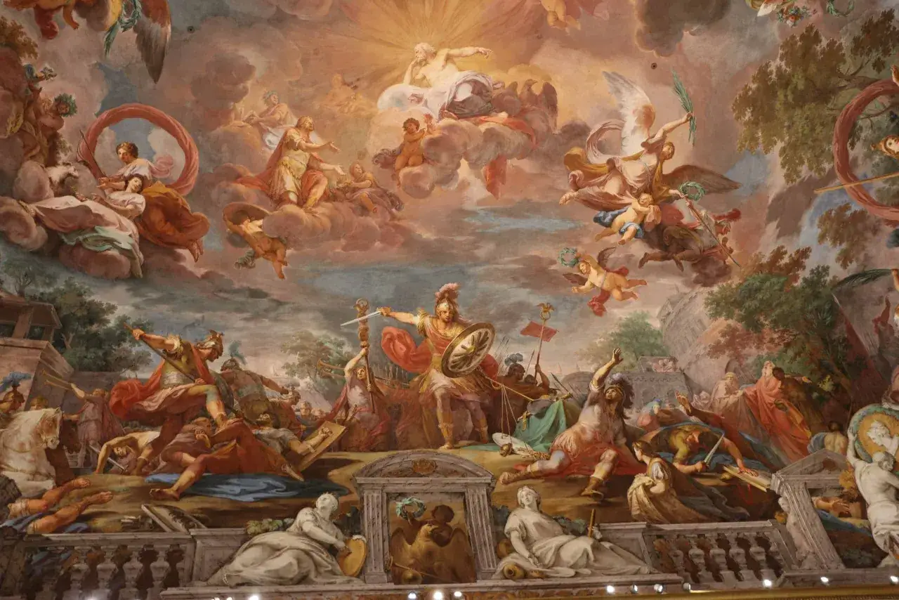 Fresque du plafond de la Galerie Borghèse : scènes mythologiques avec dieux, anges et guerriers dans un ciel lumineux et des paysages.
