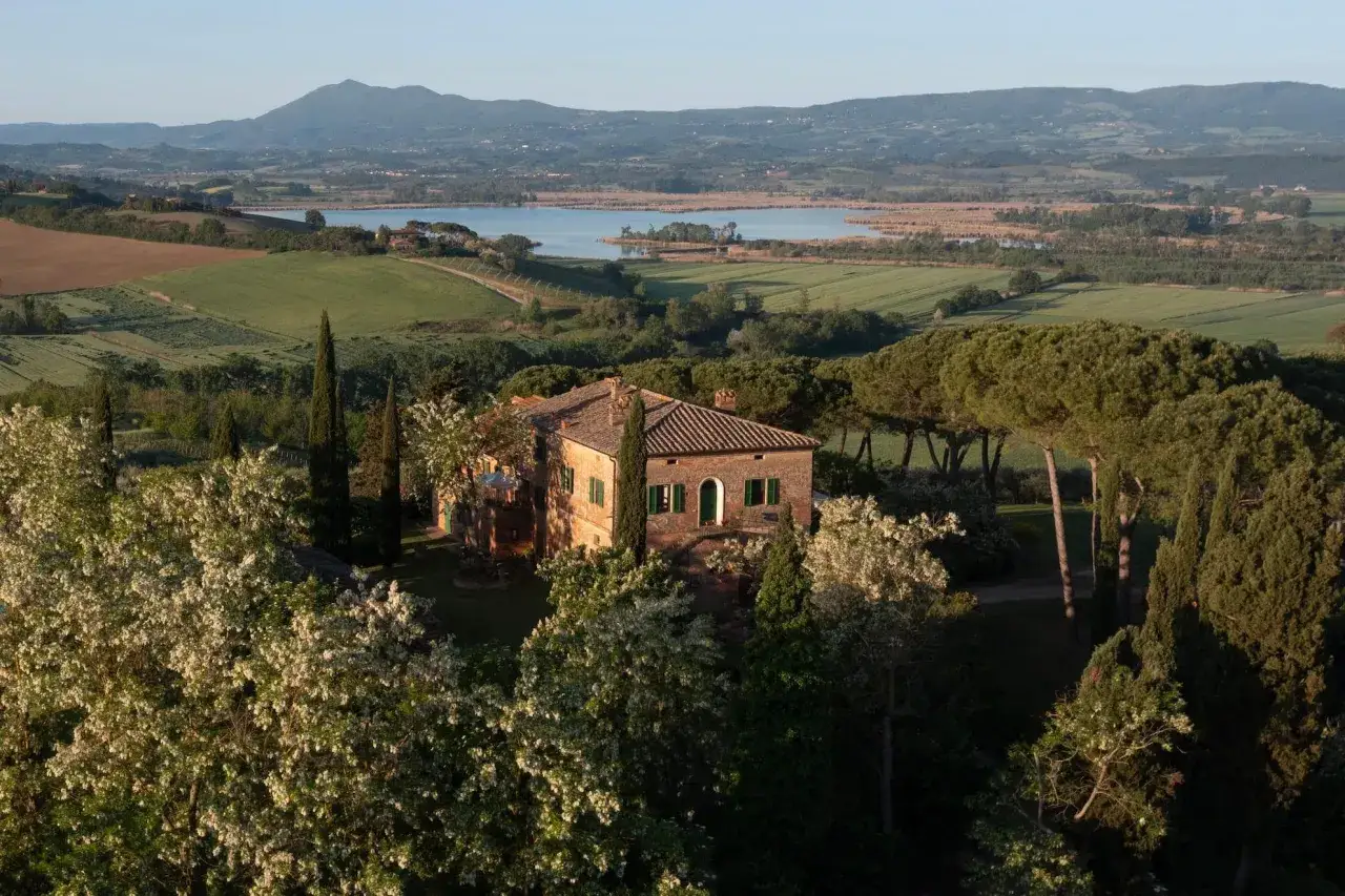 Magnifique chambre d'h&ocirc;te en Italie, nich&eacute;e au c&oelig;ur de la Toscane, avec vue sur un lac et des collines verdoyantes.