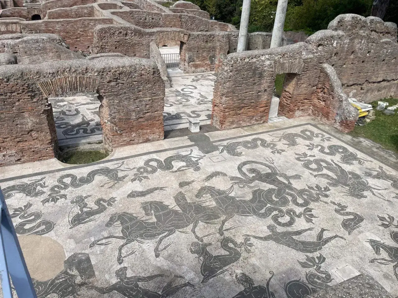 Mosaïque marine antique à Ostia Antica : Neptune sur son char tiré par des hippocampes, entouré de créatures marines.