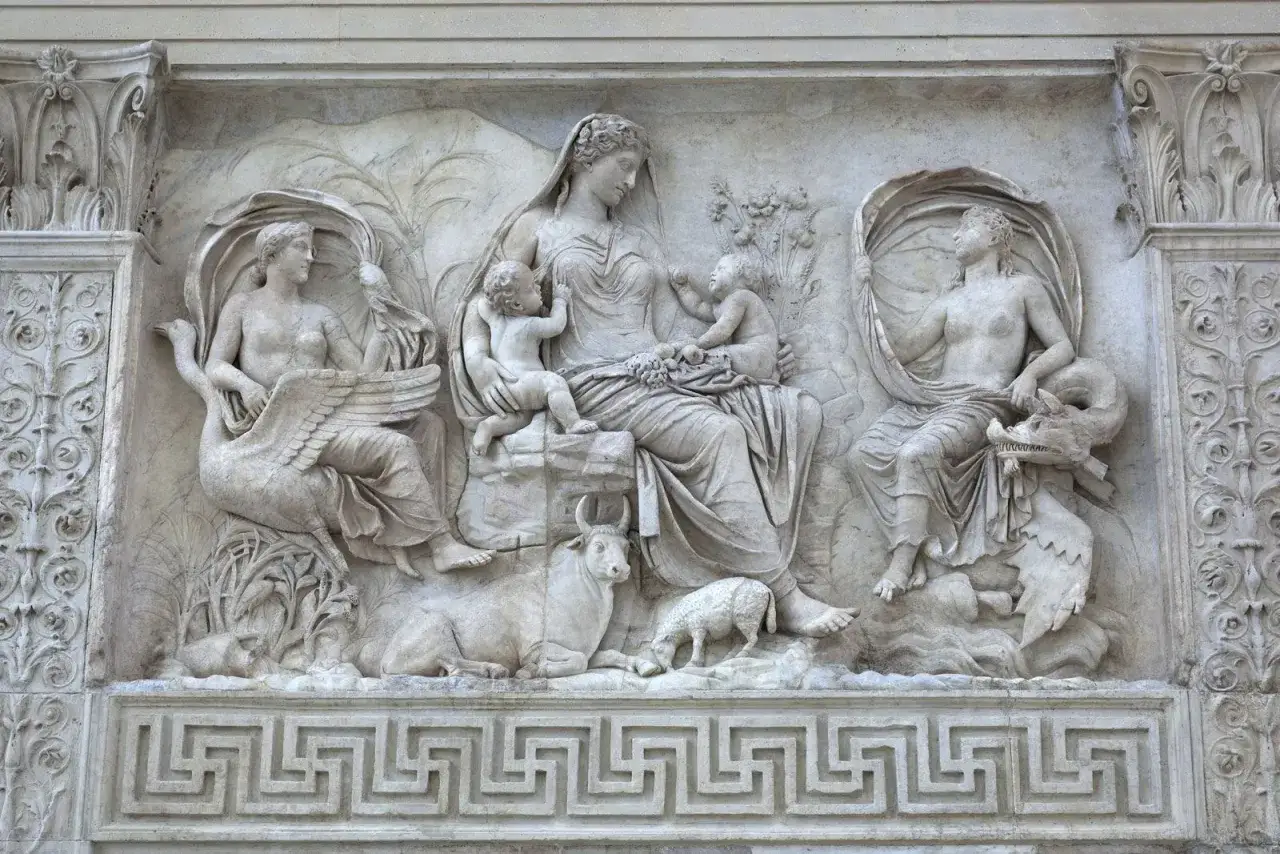 Bas-relief de l'Ara Pacis à Rome : une mère et ses enfants entourés d'animaux symbolisant la prospérité et la paix.