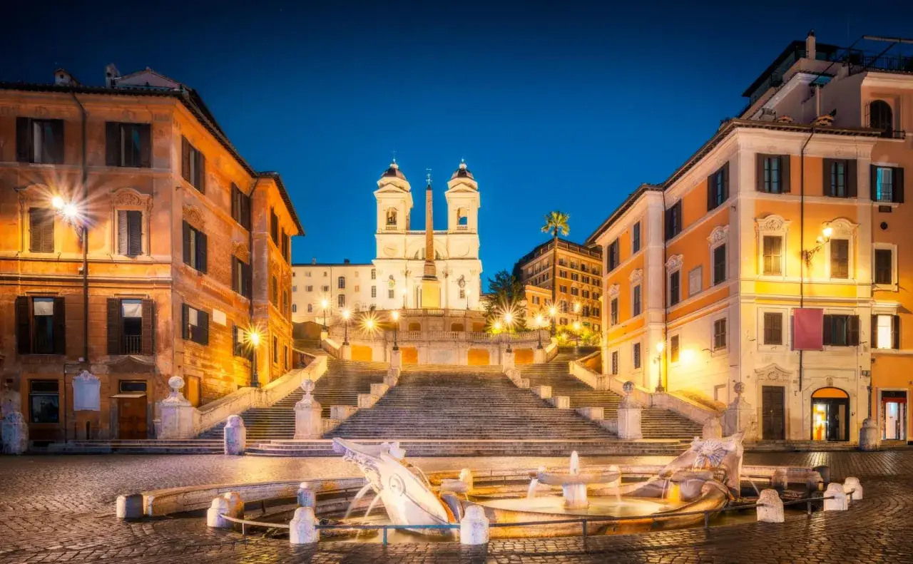 Fontaine de la Barcaccia et escalier de la Trinité-des-Monts, un soir à Spagna, Rome.