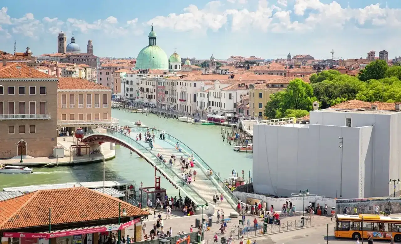 Vue panoramique de Venise avec le people mover, le Grand Canal et des bâtiments historiques.