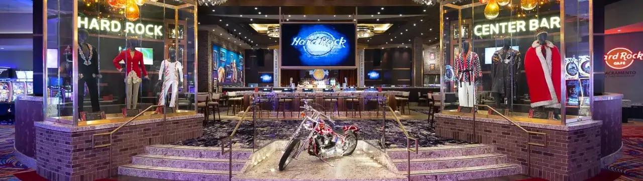 Le Hard Rock Cafe Rome, avec ses costumes de stars, sa moto iconique et son bar central, invite à une expérience rock'n'roll inoubliable.