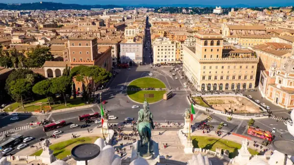 Vue aérienne de la Piazza Venezia à Rome, avec le monument à Victor-Emmanuel II et le trafic animé.