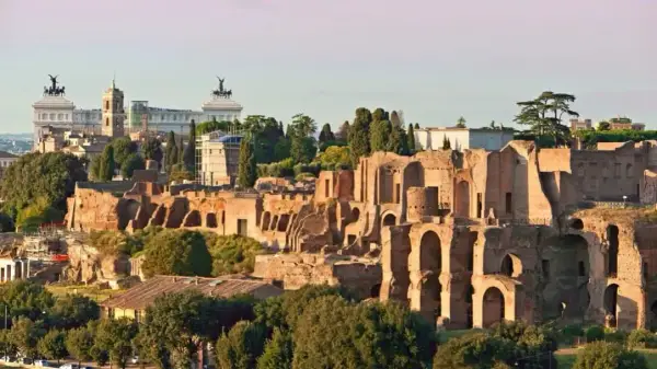 Ruines antiques à Rome, vestiges du Circus Maximus, avec le Vittoriano en arrière-plan.