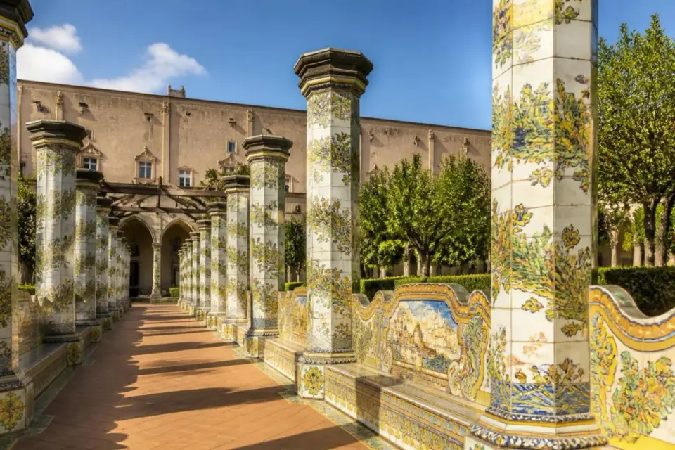 Santa Chiara à Naples - le cloître aux majoliques et la visite